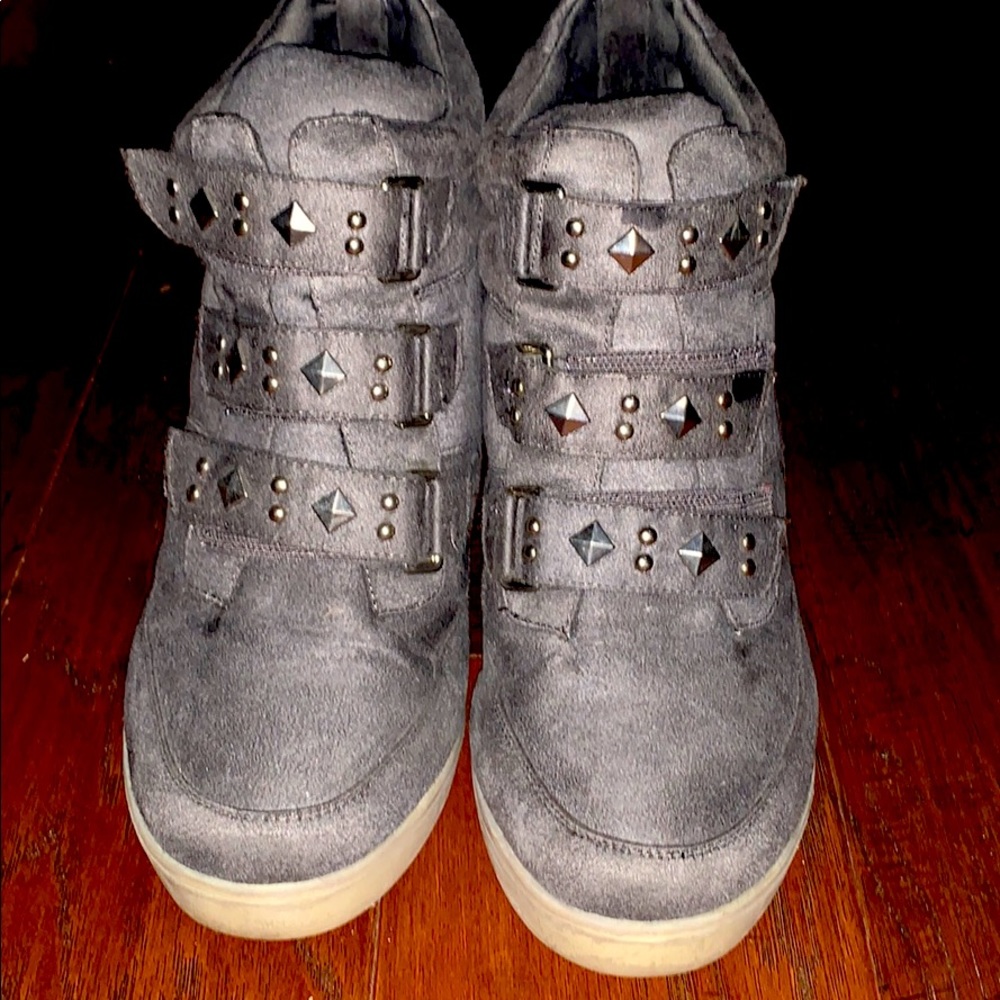 Grey heel sneakers with accessories